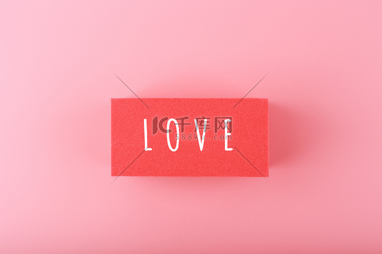 粉红色背景下红色矩形上写的爱字