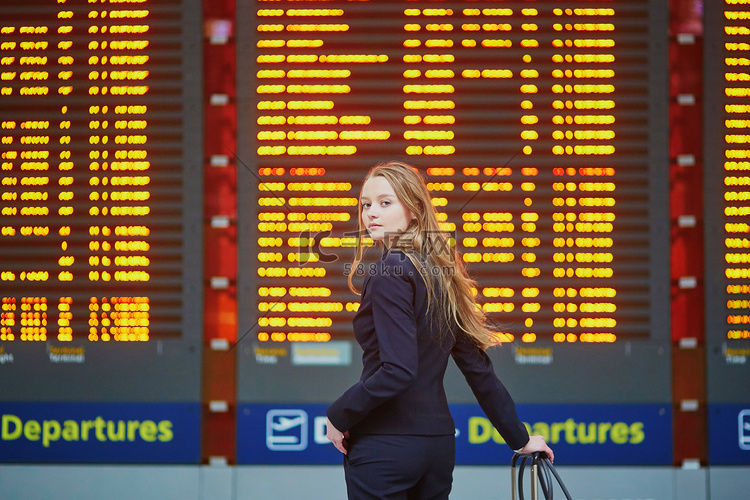 国际机场航站楼提着手提行李的女