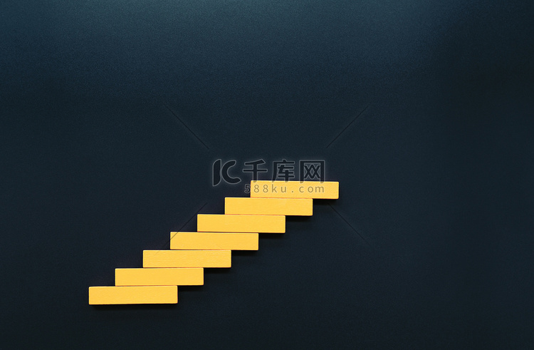 木块堆叠作为阶梯楼梯。 