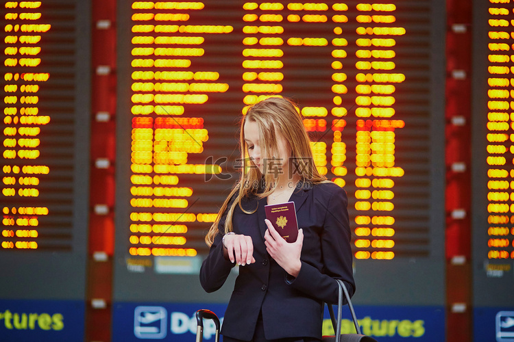 国际机场航站楼提着手提行李的女