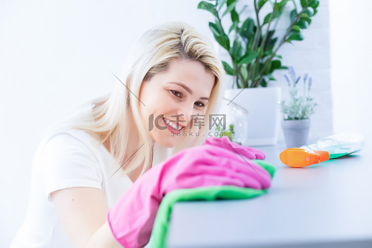 戴防护手套的女人在打扫房子时微