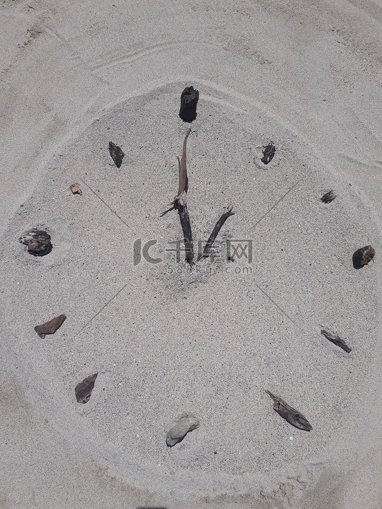 沙子和棍子海滩钟面 1 点钟