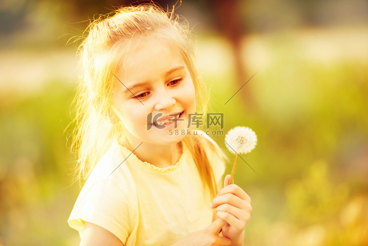 可爱的小女孩采花