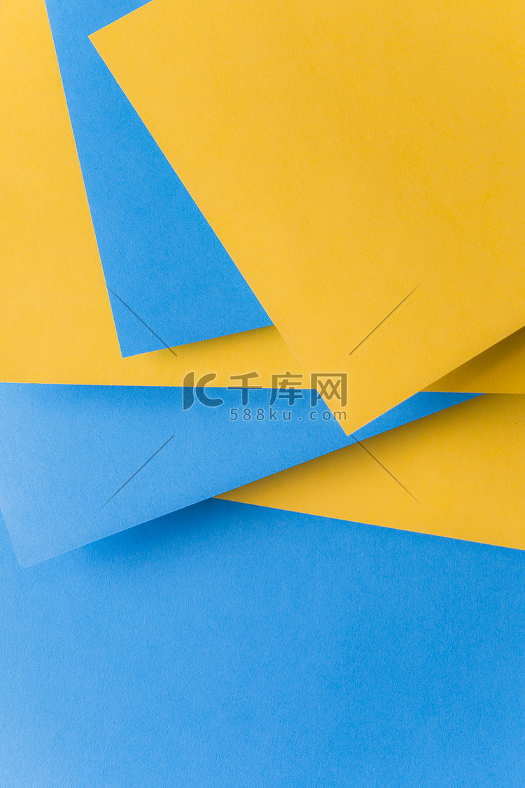 堆叠的黄色蓝色卡片纸背景。