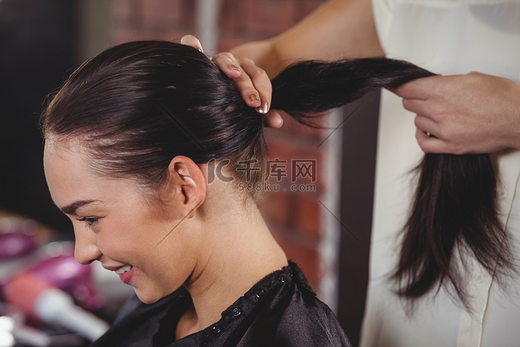 女理发师为顾客造型头发
