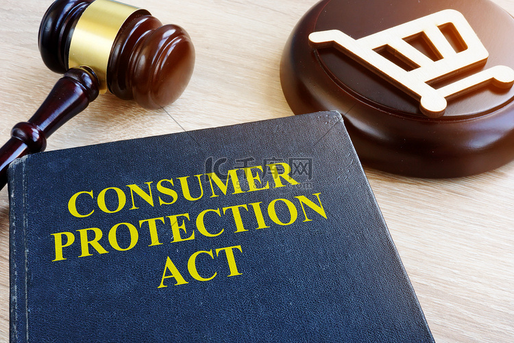 消费者保护法和桌上的木槌。