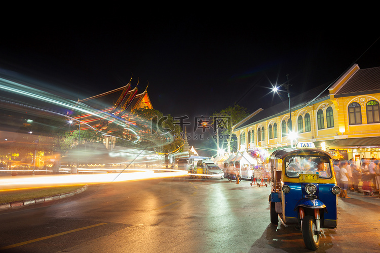 在存折泰国的夜交通照明