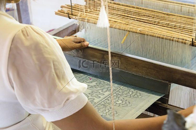 女士们在传统织布机上用丝绸手工