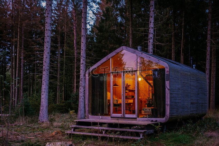 荷兰秋季森林中的木屋，离网的小
