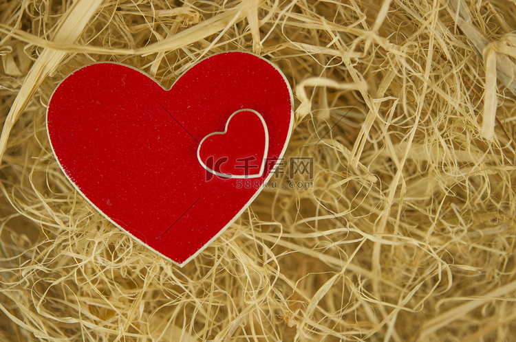 干草中两颗心的图像作为爱情特写