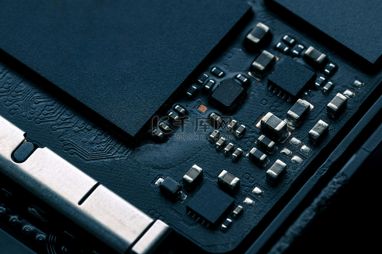 黑色PCB或印刷电路板上的电子
