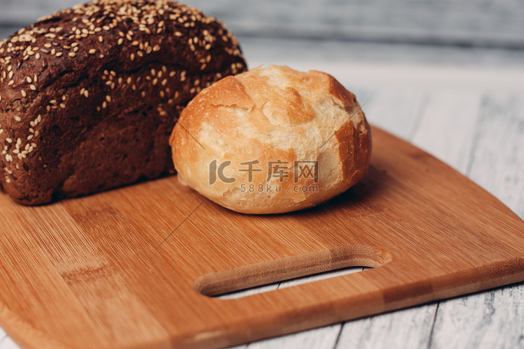 木板上的一条面包功能强大的产品