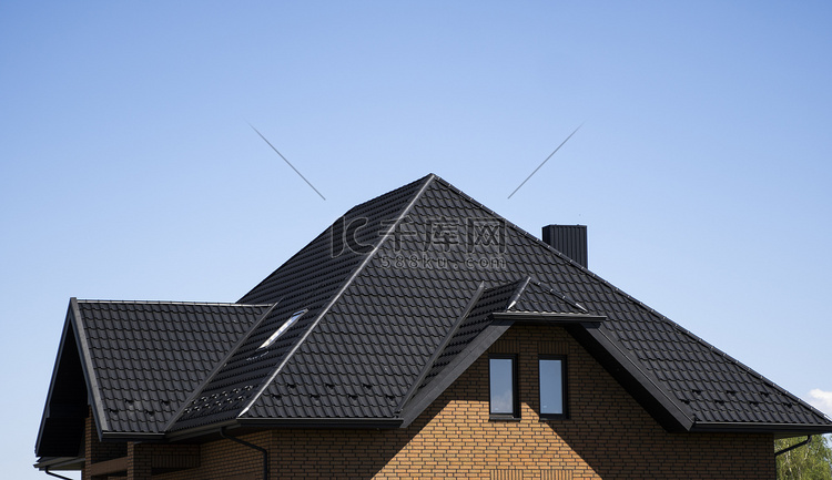 棕色波纹金属型材屋顶安装在带阁