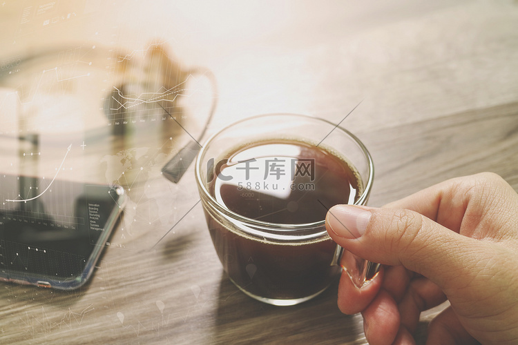 手持咖啡杯或茶和 voip 耳