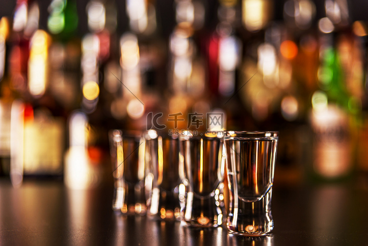 酒吧背景上玻璃杯中的传统纯伏特