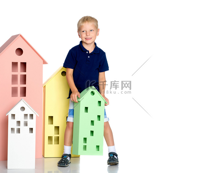 一个小男孩正在玩五颜六色的房子
