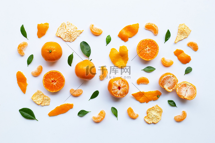 白色背景上的橙色水果和绿叶。