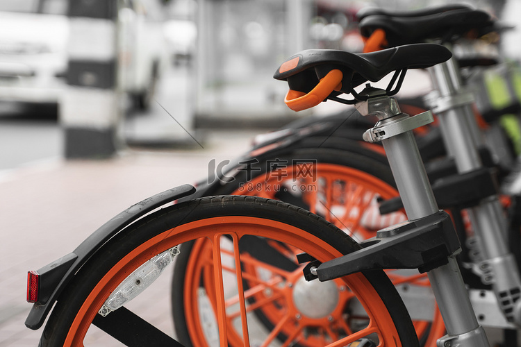 街道交通橙色混合租赁自行车以电