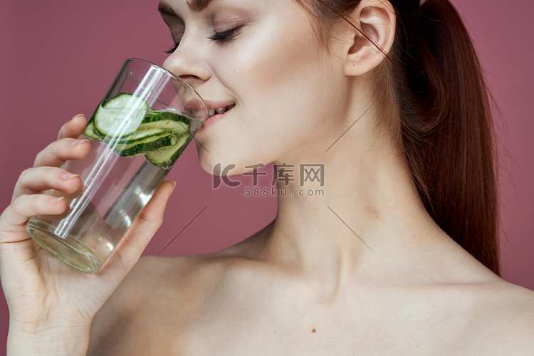 吃黄瓜的漂亮女人喝维生素健康美