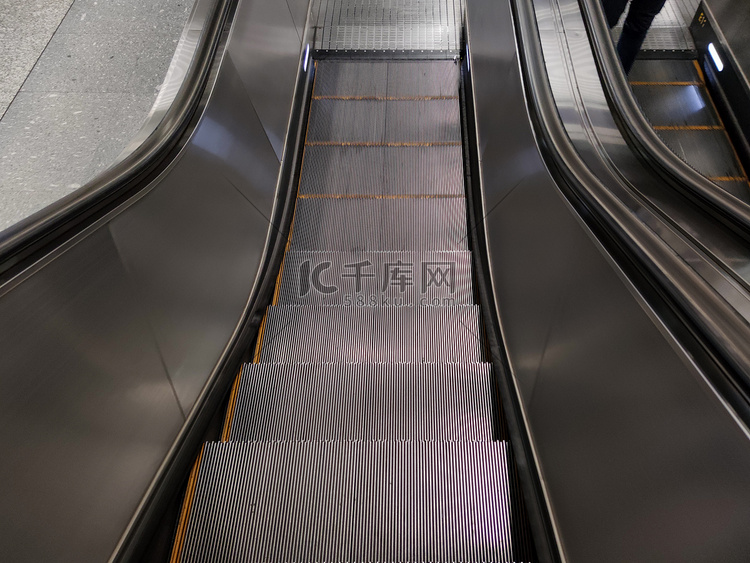 地铁出入口的自动扶梯