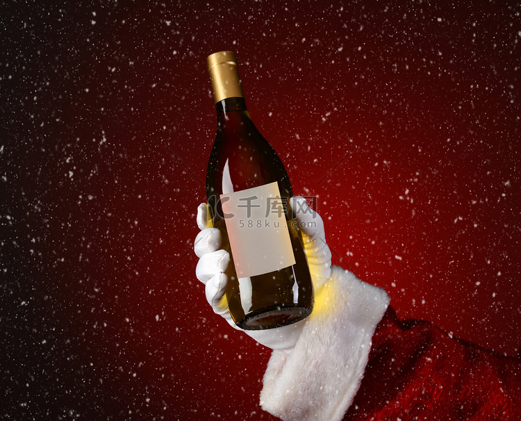 圣诞老人拿着雪花效果的霞多丽酒