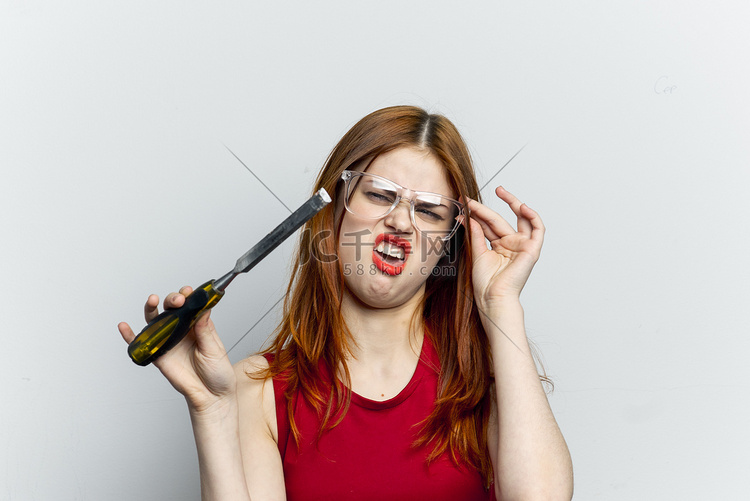 戴眼镜建筑工具修理家务的女人