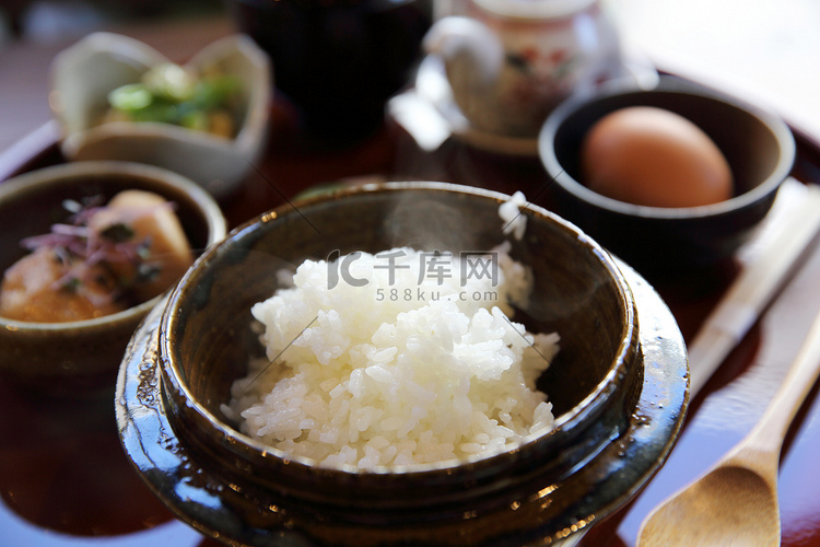 日本传统食物混合生鸡蛋和米饭