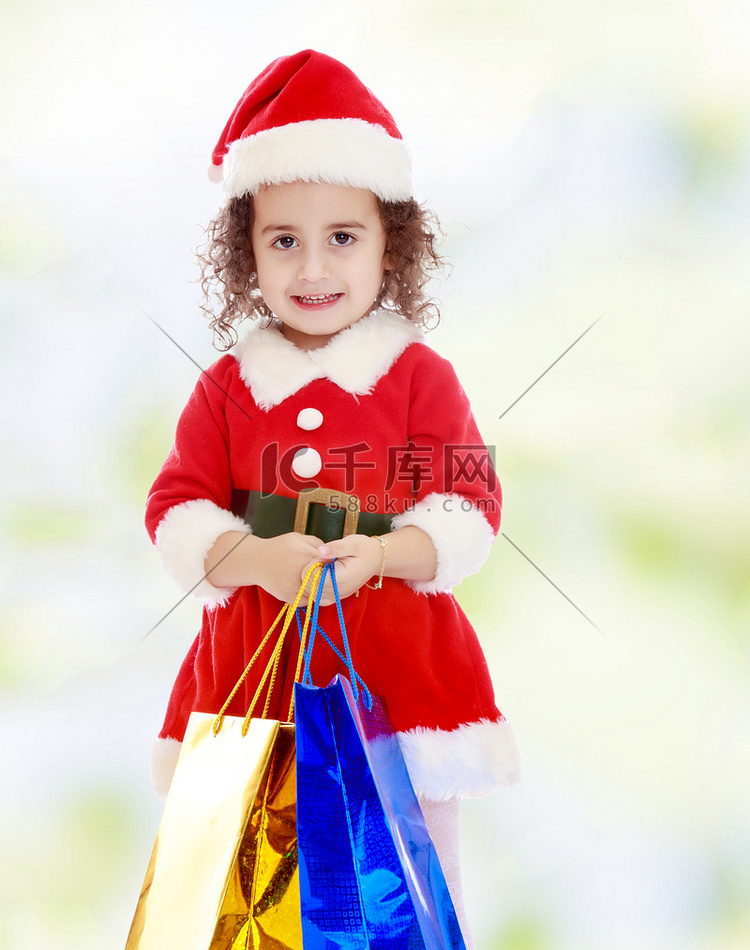 圣诞老人服装的小女孩有五颜六色