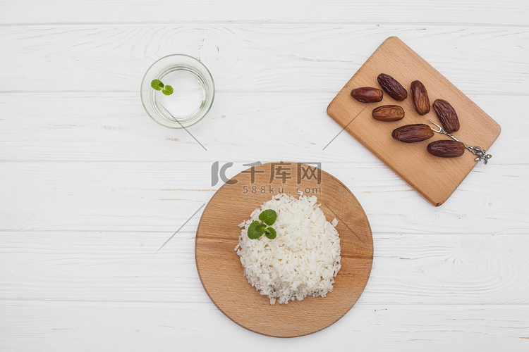 米饭配枣果木桌。