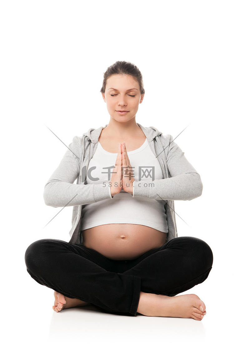 孕妇在白人身上放松做瑜伽