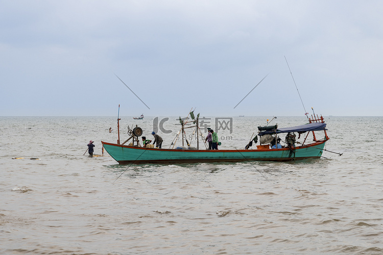 柬埔寨白马市螃蟹市场的渔船