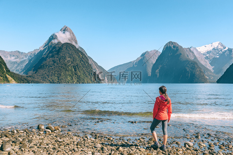新西兰 — 一对旅游夫妇远足，