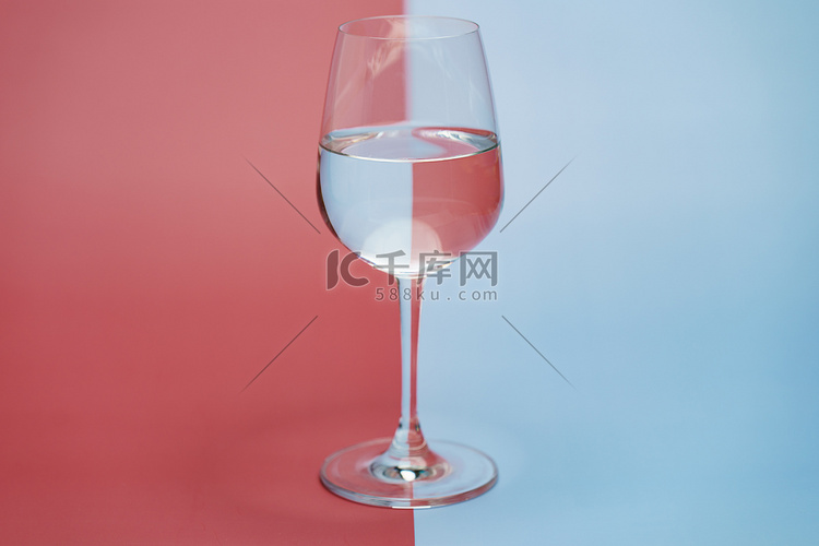 透明玻璃水，透明玻璃中的干净饮