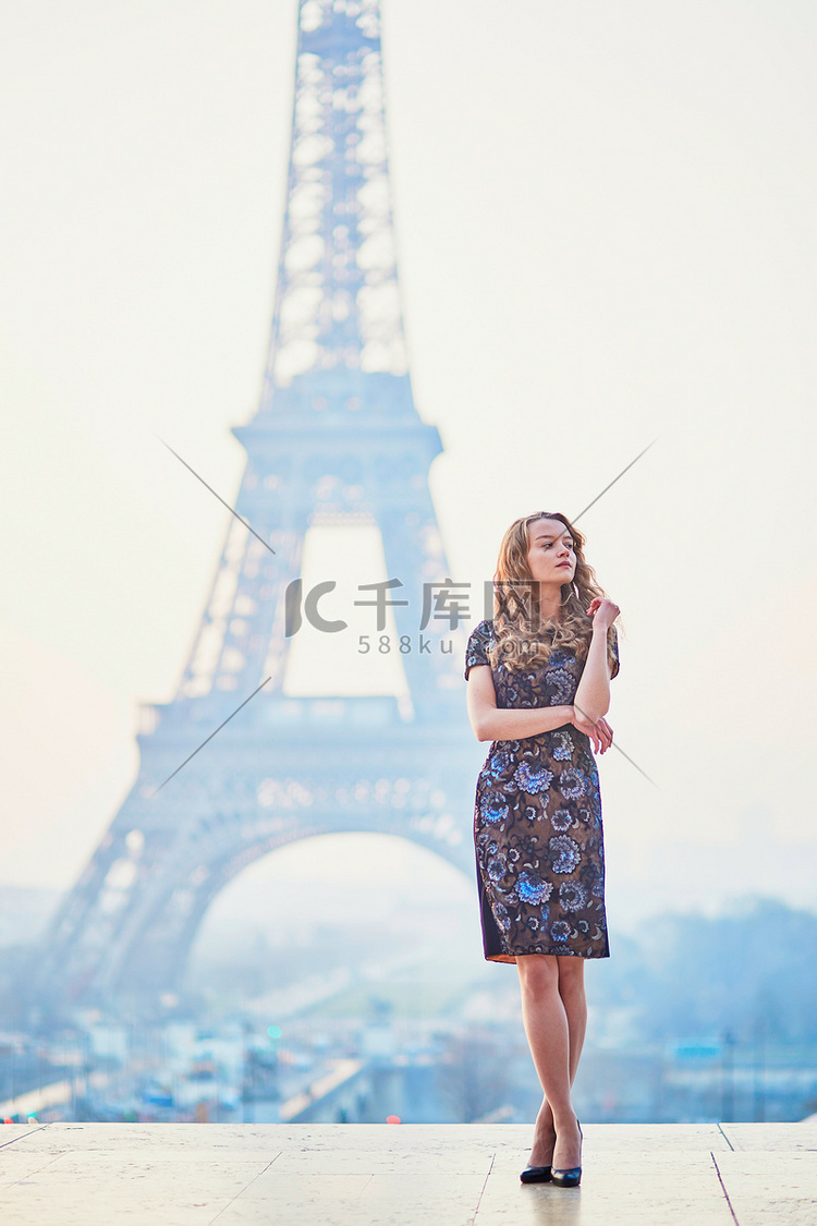 早上在埃菲尔铁塔附近的巴黎女人