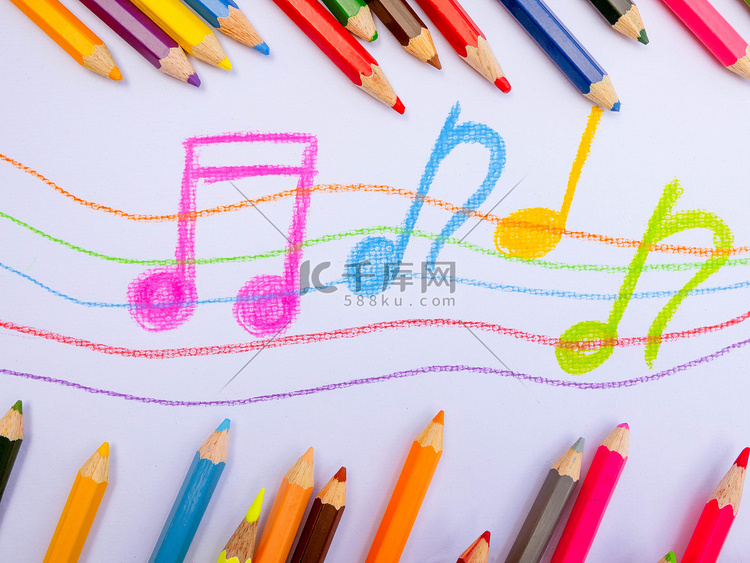 彩色铅笔放置在带有音乐笔记图画