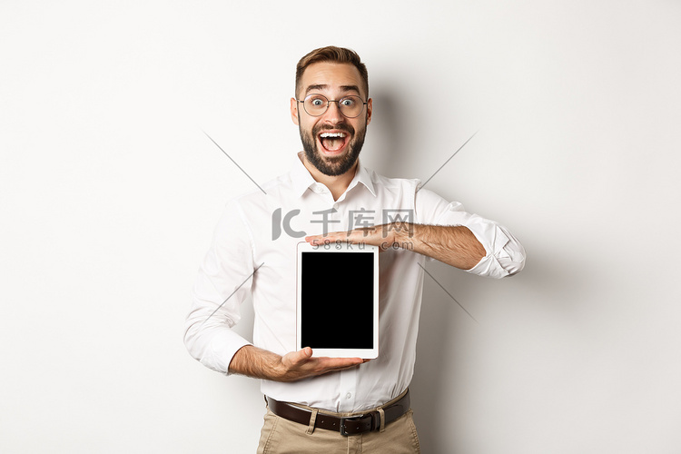 兴奋的男人展示数字平板电脑屏幕