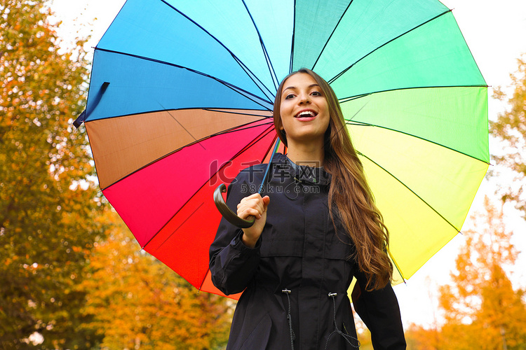 在公园的彩虹雨伞下漂亮漂亮的女