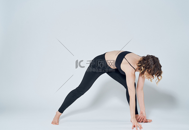 一个浅色背景的女人正在锻炼一个