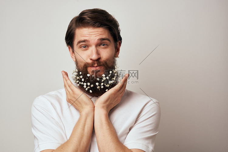英俊的男人花在胡子饰品优雅风格