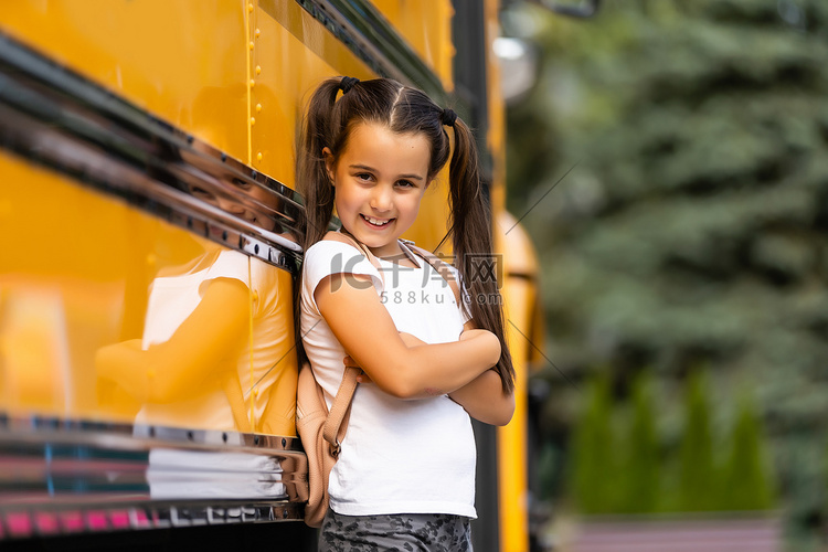 背着背包的可爱女孩站在上学的公
