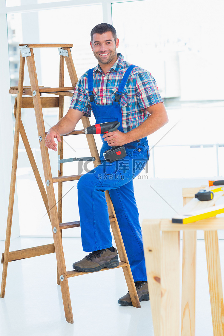 建筑工地有电钻爬梯的木匠