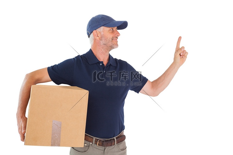 快乐的送货员拿着纸板箱，向上指