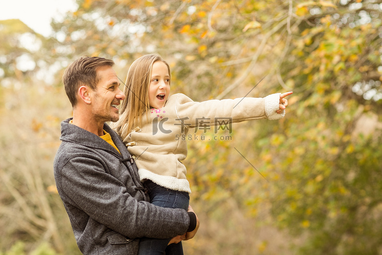 可爱的小女孩向她父亲展示一些东