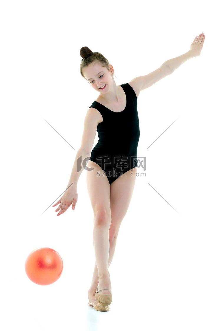 小女孩正在用球健身。