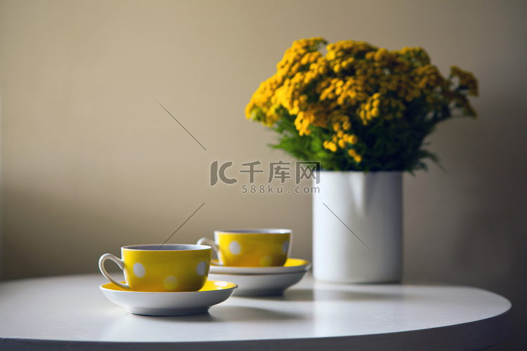 复古茶具 - 两个黄色点缀的复