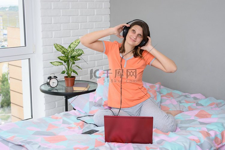女孩戴上耳机，连接电脑，开心地