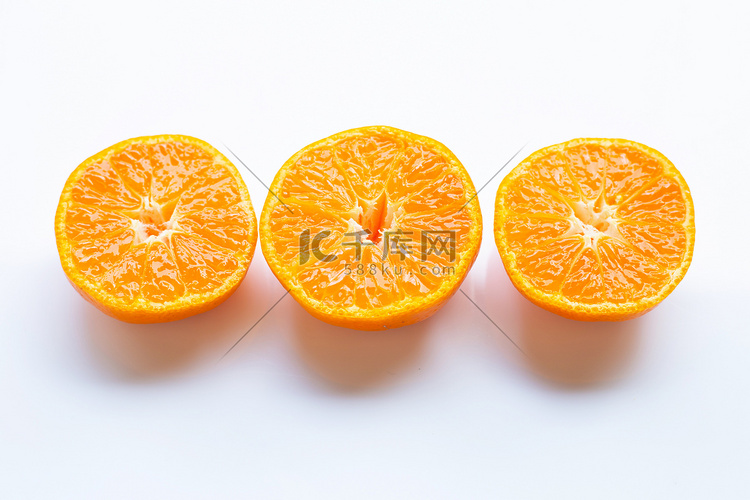 在白色的新鲜橙色柑橘类水果