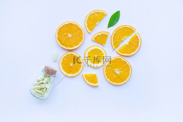维生素 C 瓶和药片用橙色水果
