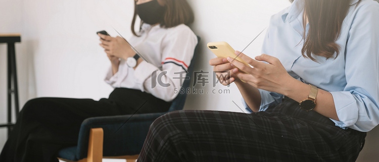 两名亚洲年轻女性用智能手机聊天