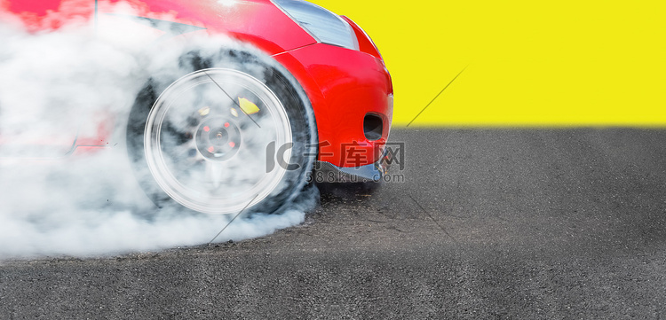 赛车漂移车在速度轨道上燃烧轮胎